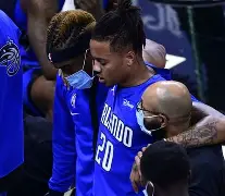 关于骑士后卫莫里斯受伤，将缺席下场比赛的信息