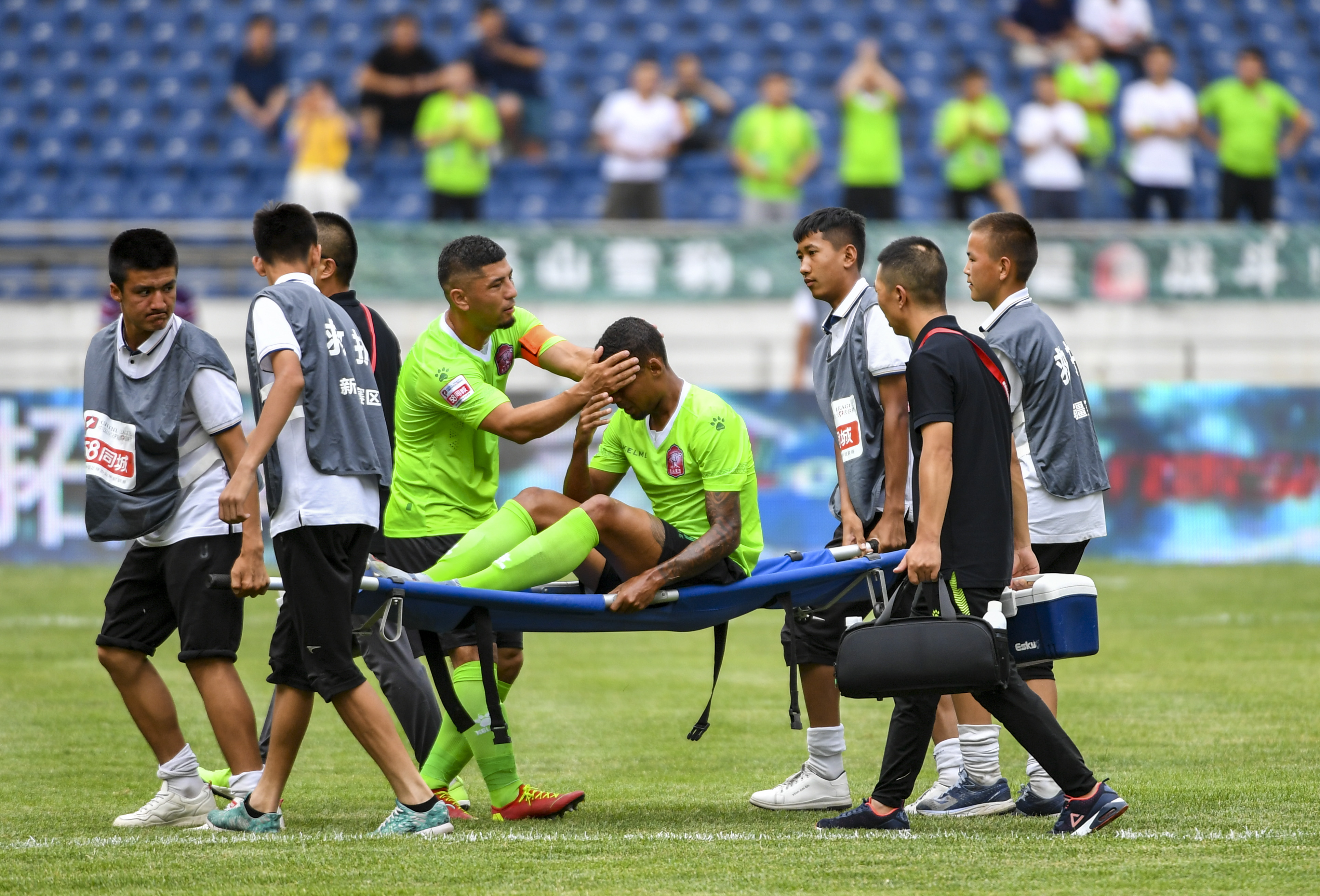 包含青岛黄海客场逆转胜利，三分收入囊中的词条