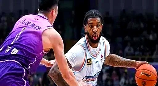 新时时彩-场上精妙配合，双方球员紧张对抗