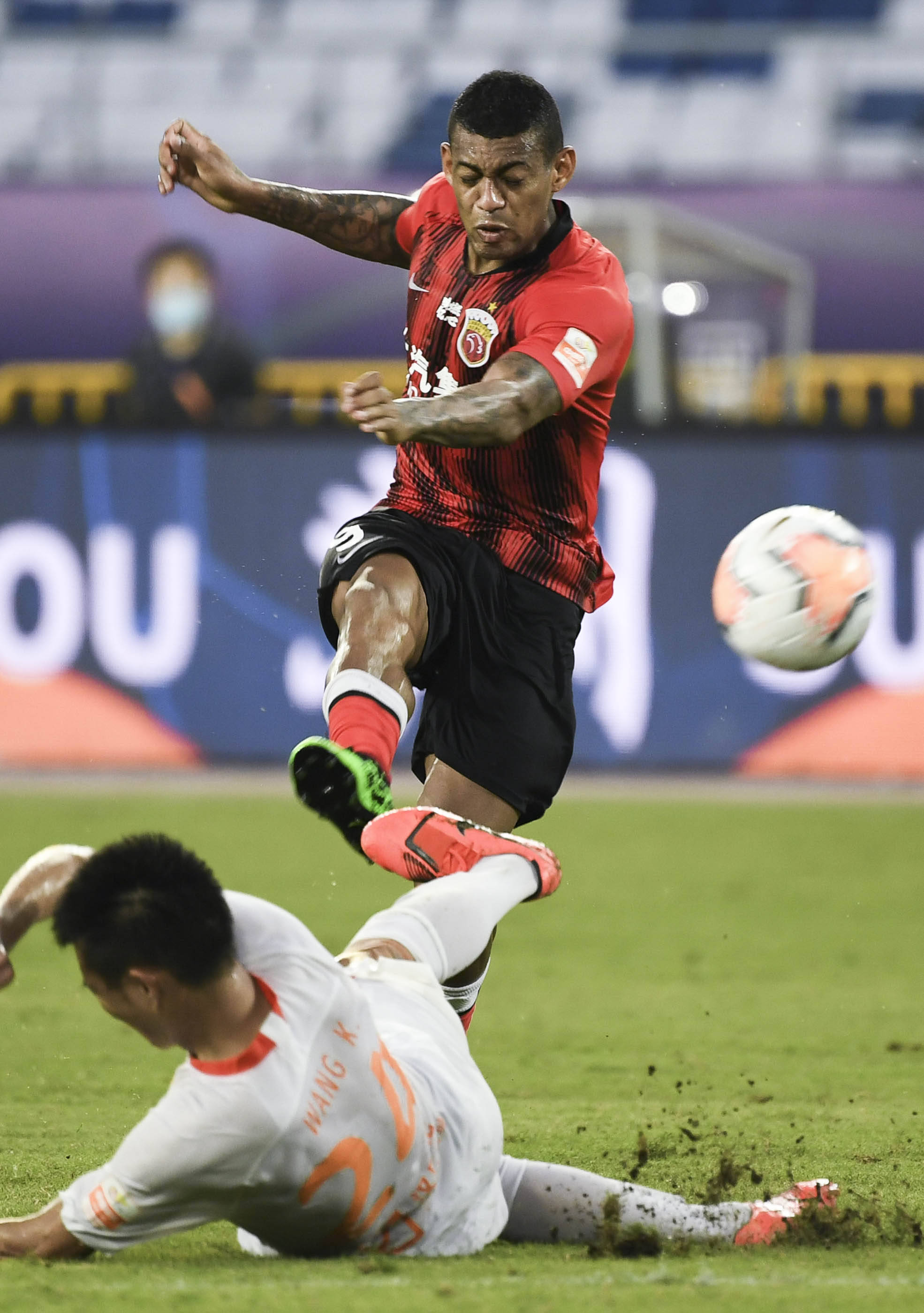 中超赛事的精彩瞬间，观众欲罢不能(中超赛事现场直播案)