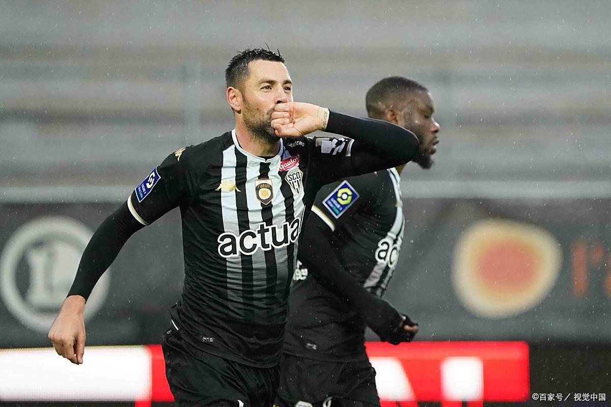 里昂客场逼平昂热，保持不败势头的简单介绍