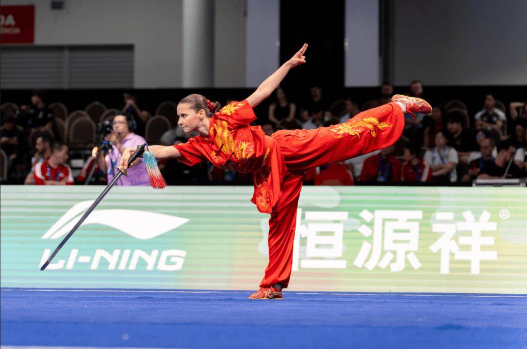 菲律宾队在马尼拉体育场迎战敌人