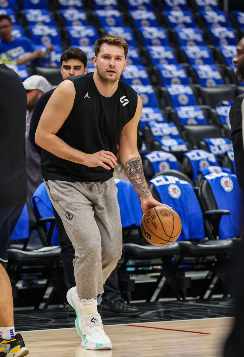 AC米兰球员膝伤恢复缓慢，预计将缺席接下来的比赛(ac米兰伤停)